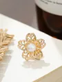 Detailaufnahme einer eleganten goldenen Kamelienblüten-Brosche mit Perle. - Hohl Kamelie Stil (A23-17) / Gold