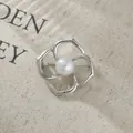 Vintage-Brosche im französischen Stil, Kamelienblüte mit weißer Perle, Silber-Finish - Eleganter Vierblättriger Hohler Stil (A22-71) / Silber
