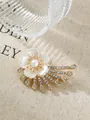 Detailaufnahme einer hochwertigen Perlen- und Strass-Blumenbrosche mit 3D-Blumendesign - 3D Federblumen-Stil (A22-48)