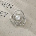 Eleganter silberner Kamelienblüten-Brosche mit weißer Perle für einen Vintage-Look - Mehrschichtiger Hohler Blütenblatt-Stil (A22-73)