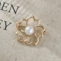 Eleganter goldener Vintage-Kamelien-Blüten-Broschenanhänger mit einer weißen Perle - Runder Kamelienstil (A22-74)