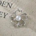 Elegante Vintage-Kamelien-Brosche mit weißer Perle in Silberoptik für Damen-Accessoires - Fünfblättriges Hohles Design-Stil (A22-75)