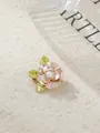 Eleganter rosa Emaille-Blumen-Brosche mit Perle und grünen Blättern - Rosa Blume Perlen Stil (A22-25)