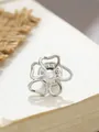 Makroansicht einer silbernen Blumenbrosche mit weißer Perle auf einer Buchseite. - Silberne Gitter-hohle Kamelie (A23-28)