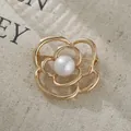 Eleganter goldener Kamelienblüten-Brosche mit Perle, Vintage-französischer Stil - Impressionistischer Hohler Blütenblatt-Stil (A22-76)