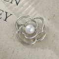 Eleganter silberner Vintage-Kamelienblüten-Anstecknadel mit zentralem Perlenakzent auf Leinen - Mehrschichtiger Hohler Kamelienstil (A22-77)