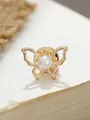Nahaufnahme einer eleganten goldenen Schmetterlingsnadel mit Perle - Goldener Perlenkronenverschluss (A23-29)