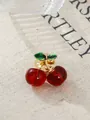 Süße rote Kirsch-Brosche mit grünen Emaille-Blättern auf einem Leinenhintergrund - Transparenter Roter Doppelkirschen Stil (A22-27)