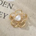 Vintage goldene Kamelienblüten-Brosche im französischen Stil mit eleganter Perle in der Mitte - Hohlring-Kamelienstil (A22-78)