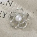 Eleganter silberner Kamelien-Broschenstecker mit großer Perle im französischen Vintage-Stil - Doppelschichtiger Hohler Linienstil (A22-79)