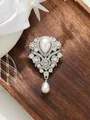 Gros plan d'une élégante broche vintage française avec perles et strass scintillants - Style Argent (A23-179)
