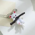 Gedetailleerde schattige 3D witte kat hars broche omhelst een bruine tak voor tassen en kleding - Kattenstijl (A22-158)
