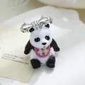 Gedetailleerde schattige 3D panda hars broche met roze slabbetje decoratief element - Panda Stijl (A22-157)
