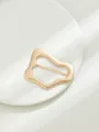 Dettaglio della fibbia irregolare in lega dorata per cappotti e cinture eleganti. - Forma a Onda Oro (A22-173)