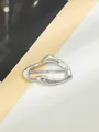 Dettaglio macro della fibbia irregolare in lega d'argento per cappotto e cintura - Silver Fluid Wrap (A22-176)