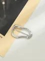 Dettaglio ravvicinato della forma irregolare ondulata di questa fibbia decorativa in lega d'argento. - Silver Streamline Wave (A22-192)