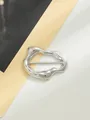 Primo piano di una fibbia in lega irregolare argento per cappotti e cinture dettaglio - Silver Organic Shape (A22-178)