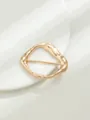 Dettaglio ravvicinato di una fibbia in lega dorata irregolare dalla forma organica. - Gold Irregular Ring (A22-179)