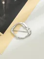 Dettaglio di una fibbia metallica argento irregolare per cappotti e cinture alla moda. - Silver Irregular Ring (A22-180)