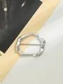Primo piano di una fibbia in lega d'argento irregolare per cappotti e cinture con finitura lucida - Silver Lava Texture (A22-182)
