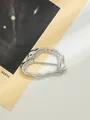 Dettaglio macro di una fibbia in metallo argento irregolare con trama metallica fusa - Silver Geometric Twist (A22-184)