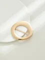 Dettaglio macro di una fibbia irregolare in lega dorata per cinture e cappotti eleganti - Gold Modern Abstract (A22-185)