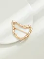 Primo piano di fibbia dorata irregolare in lega per cinture e decorazioni eleganti cappotti - Gold Wavy Hammered (A22-187)