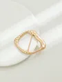 Vista dettagliata della fibbia irregolare in lega dorata con texture martellata unica - Gold Asymmetric (A22-189)