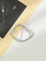 Primo piano di una fibbia di regolazione irregolare in lega con finitura argento - Silver Asymmetric (A22-190)