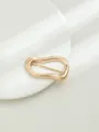 Macro della fibbia irregolare in oro con design ondulato lucido e barra di metallo - Gold Streamline Wave (A22-191)