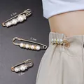 Detailansicht von 5,5 cm und 3,8 cm Perlentaillenclips zur Hosenbundverstellung. - Anstecknadel mit Perlen & Strassreihen (E-83) / 3er-Set / Weiß