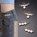 Detailansicht der 5,5 cm großen Perlen- und Strass-Taillenstecknadeln auf Jeansstoff - Stil E-102 / 4er-Set