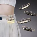 Verstellbares Taillen-Anstecknadel-Set mit Perlen und Strasssteinen zum Hosenbundstraffen. - Stil E-101 / 4er-Set