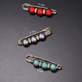 Set aus drei 5,5 cm Taillennadeln mit roten, grauen und blauen matten Perlen - Kombination aus Mattperlen & Strass (E-86) / 3er-Set / Mehrfarbig (Rot/Grau/Cyan)