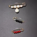 Set aus drei Taillen-Sicherheitsnadeln mit Perlen und farbigen Perlen in verschiedenen Größen - Perlenanhänger & Glänzende Perlen (E-84) / 3er-Set / Mehrfarbig (Weiß/Schwarz/Rot)