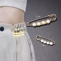 Elegante Taillen-Sicherheitsnadeln mit Perlen in 5,5 cm und 3,8 cm Größe - Set aus Perlen & Strass (E-98) / 2 Stück/Set / Weiß