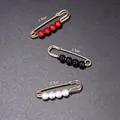 Set mit 3,8 cm dekorativen Sicherheitsnadel-Broschen mit Perlen zur Taillenverstellung. - Buntes Perlenset (E-85) / 3er-Set / Mehrfarbig (Rot/Schwarz/Weiß)