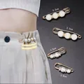 Satz eleganter goldfarbener Perlen-Sicherheitsnadeln zur Taillenverstellung, 4 Stk. - Kombination aus Perlencluster & Strassring (E-107) / 4er-Set / Weiß