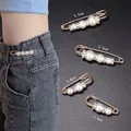 Sicherheitsnadeln mit Kunstperlen zur Taillenverkleinerung für Hosen und Röcke - Einfache Reihe aus Perlen & Strass (E-106) / 4er-Set / Weiß