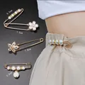 Dekorative verstellbare Perlen-Taillennadeln zum Festziehen von Hosen und Röcken - Blumen- und Perlenanhänger-Stil (E-109) / 4er-Set