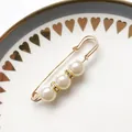 Eleganter goldener Sicherheitsnadel-Anstecknadel mit drei weißen Perlen und Strass - Drei Perlen Strass Stil (A-44)