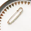 Eleganter goldener Sicherheitsnadel-Anstecker mit einer Reihe kleiner weißer Perlen - Neun Perlen Reihe Stil (A-45)