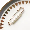 Eleganter Sicherheitsnadel-Brosche in Roségold mit fünf weißen Perlen auf einem Teller - Fünf Perlen Nadel Stil (A-46)