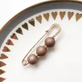 Eleganter roségoldener Sicherheitsnadel-Anstecker mit drei mattbraunen Perlen-Details - Mattbraun Drei Perlen Stil (A-41)