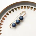 Eleganter Sicherheitsnadel-Brosche mit matten dunkelblauen Perlen und Kristallen - Mattblau Drei Perlen Stil (A-43)