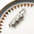 Eleganter silberner Sicherheitsnadel-Brosche mit drei grauen Perlen und Kristallen - Mattgrau Drei Perlen Stil (A-40)