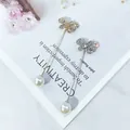 Detailansicht eleganter Schmetterling-Anstecknadeln mit Strasssteinen und weißen Perlen - Schmetterling-Design (Y1-09)