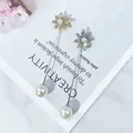 Detailansicht von Blumen-Anstecknadeln mit Strass und Perlen auf weißem Magazin-Hintergrund - Achtblättrige Blume (Y1-01) / Silber
