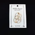 Eleganter goldener Strass-Broschenstift zur Taillenanpassung auf einer Displaykarte - Gold Doppelter Überlappender Ringstil / Gold (f-8)