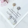 Nahaufnahme eleganter Schneeflocken-Anstecknadeln mit Strass und Perlen auf weißem Magazin - Schneeflocken-Design (Y1-12)